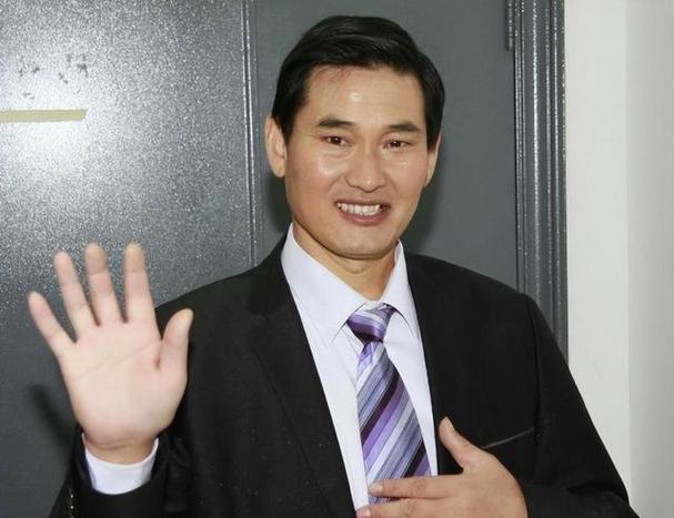 大衣哥朱之文如今收获大批年轻粉丝，核心在于极致的真实接地气。在网红扎堆打造人设、