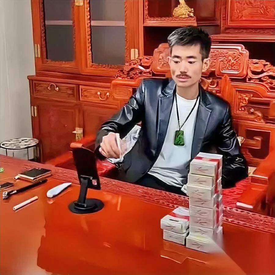 大刘真是个狠人。

别人逛SKP是真消费。

他专蹲门口演刚买完高定的有钱人。
