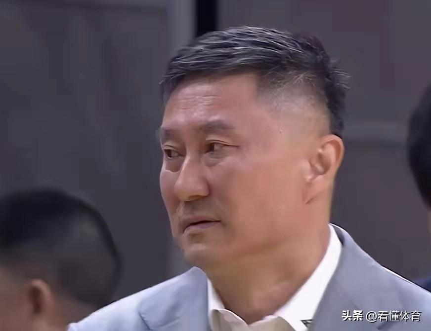 杜锋感觉像变了一个人啊？徐杰首发了，麦考尔也不用了，在场边更是不骂人了！

完完