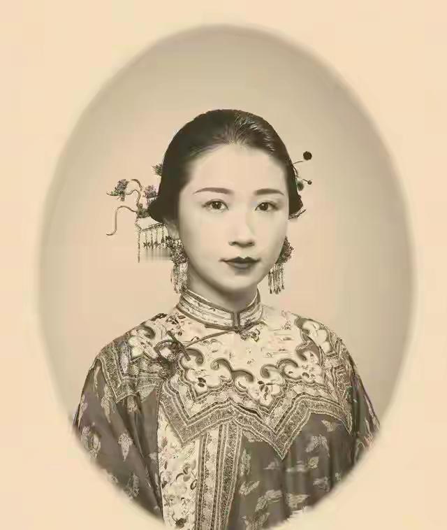 这是晚清重臣李鸿章的女儿李菊藕的真实样貌，都看看吧，她眉目清秀，明眸皓齿，长得如