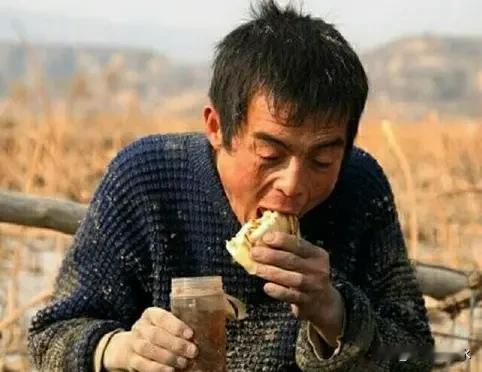 有网友表示：如今中国的男人，已经成为了弱势群体！从学校步入社会，就开始玩命的挣钱