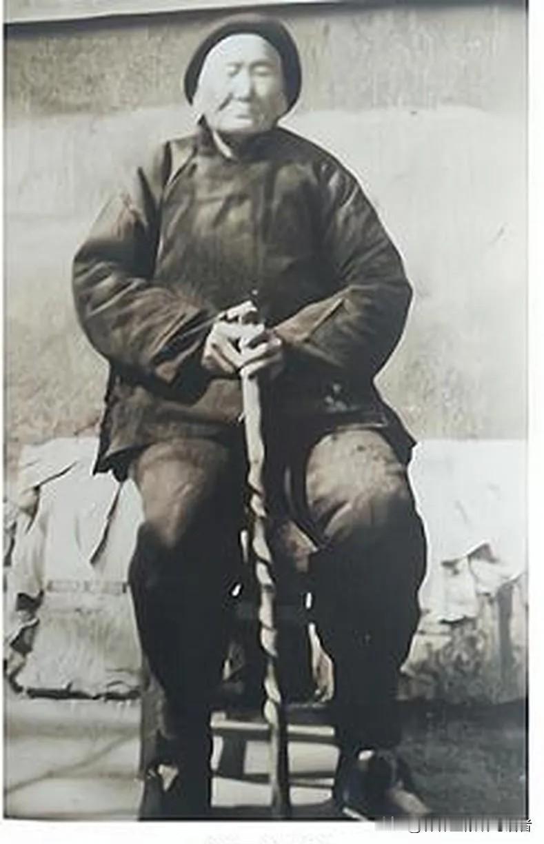 1941年，一八路军干部被伪军便衣队五花大绑，要押进城审问，谁知，刚走到城门口，