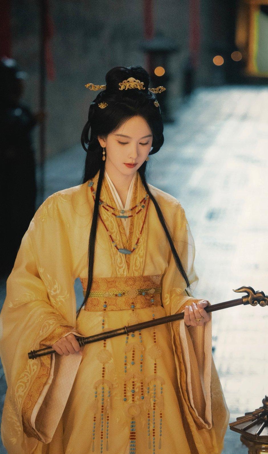 翘楚直播比心谁还没蹲陈都灵《翘楚》剧组直播！直播间比心名场面直接出圈，陈都灵抬手