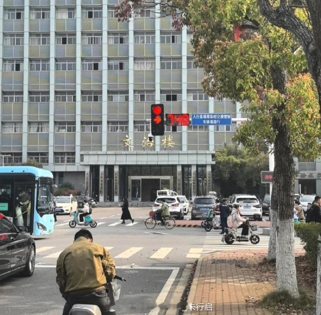 第一次看到红绿灯要等700多秒不知道这条路出了啥事