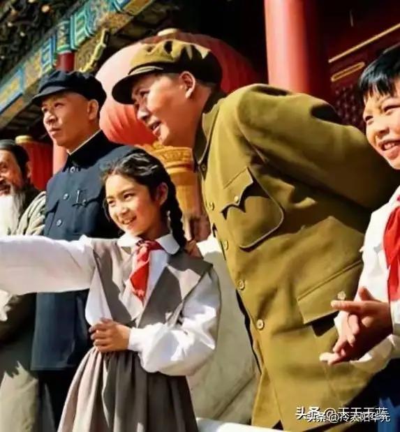 毛主席十分喜爱孩子，对孩子他老人家提出了“好好学习，天天向上”，这要求就包含满满