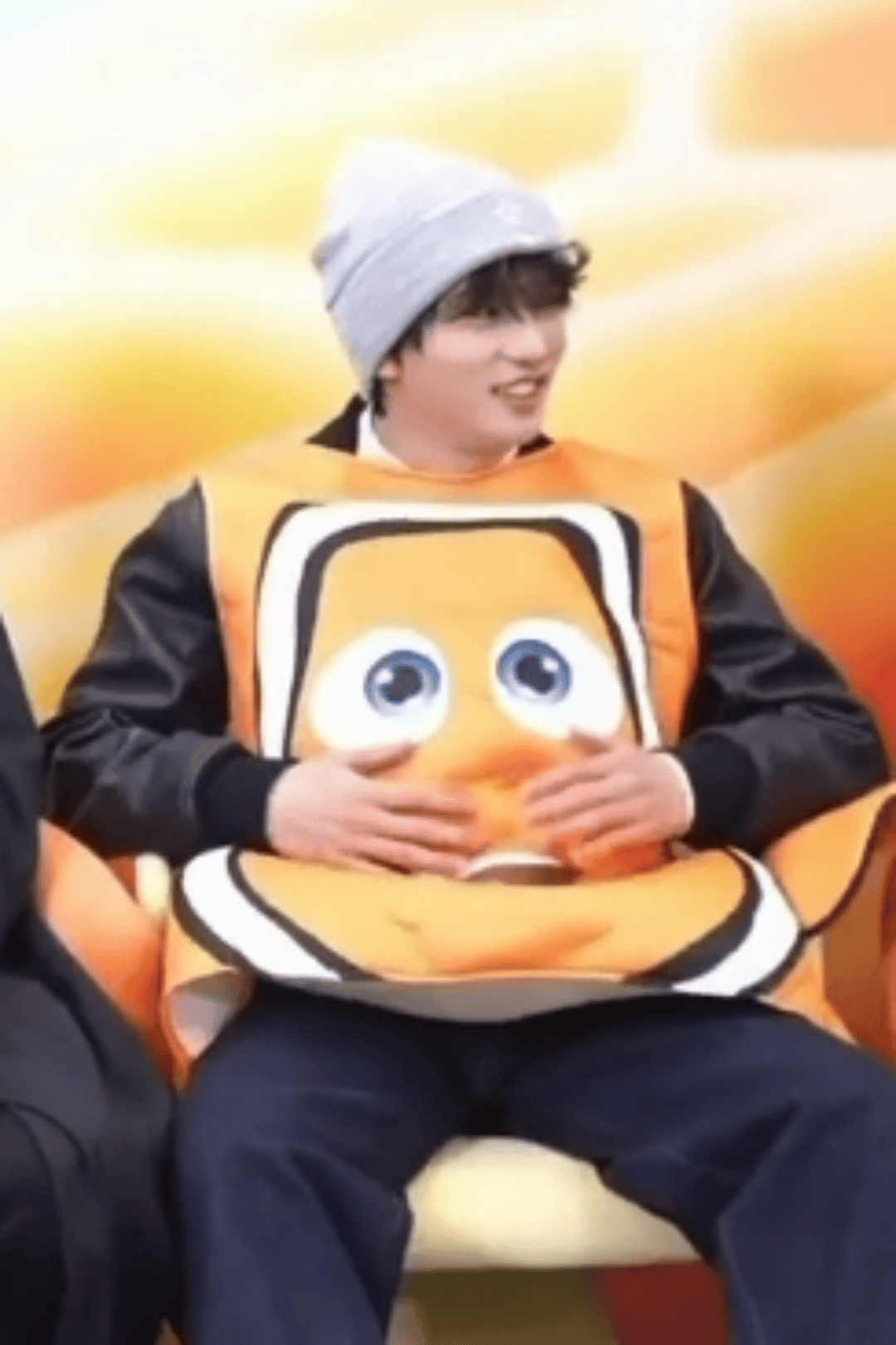 穆祉丞直播完全小宝宝来的，谁安排的这个服装！这个穆祉丞太萌了！ 