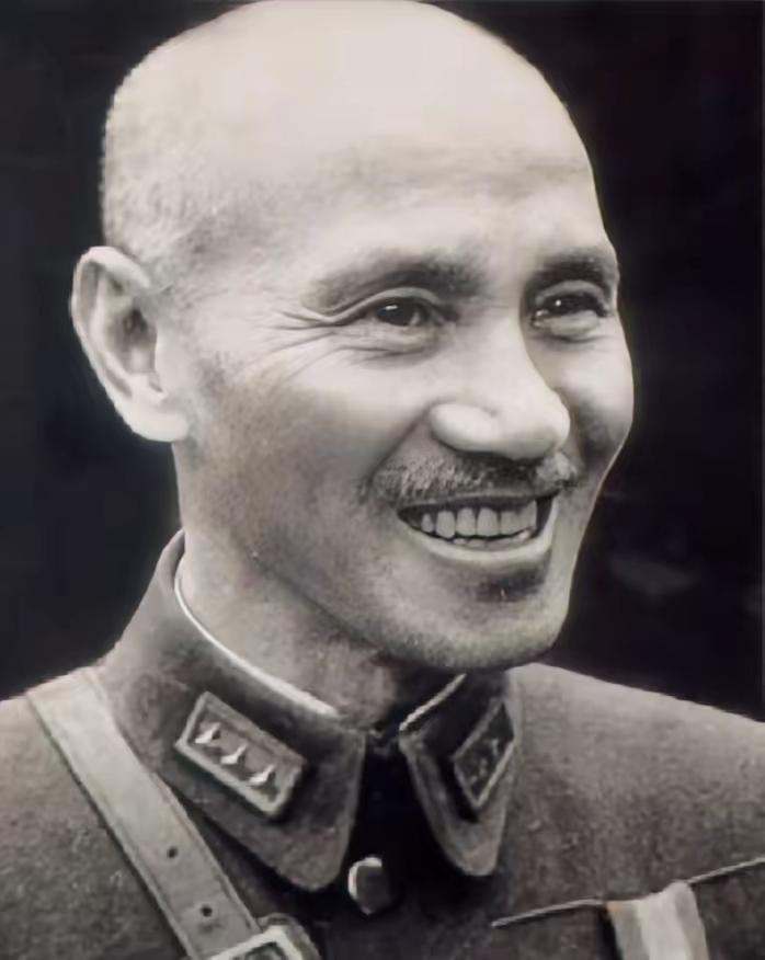 1963年，一天，身在台湾的蒋介石接到一封电报，电报里表示，大陆的翻译员周鸿庆在