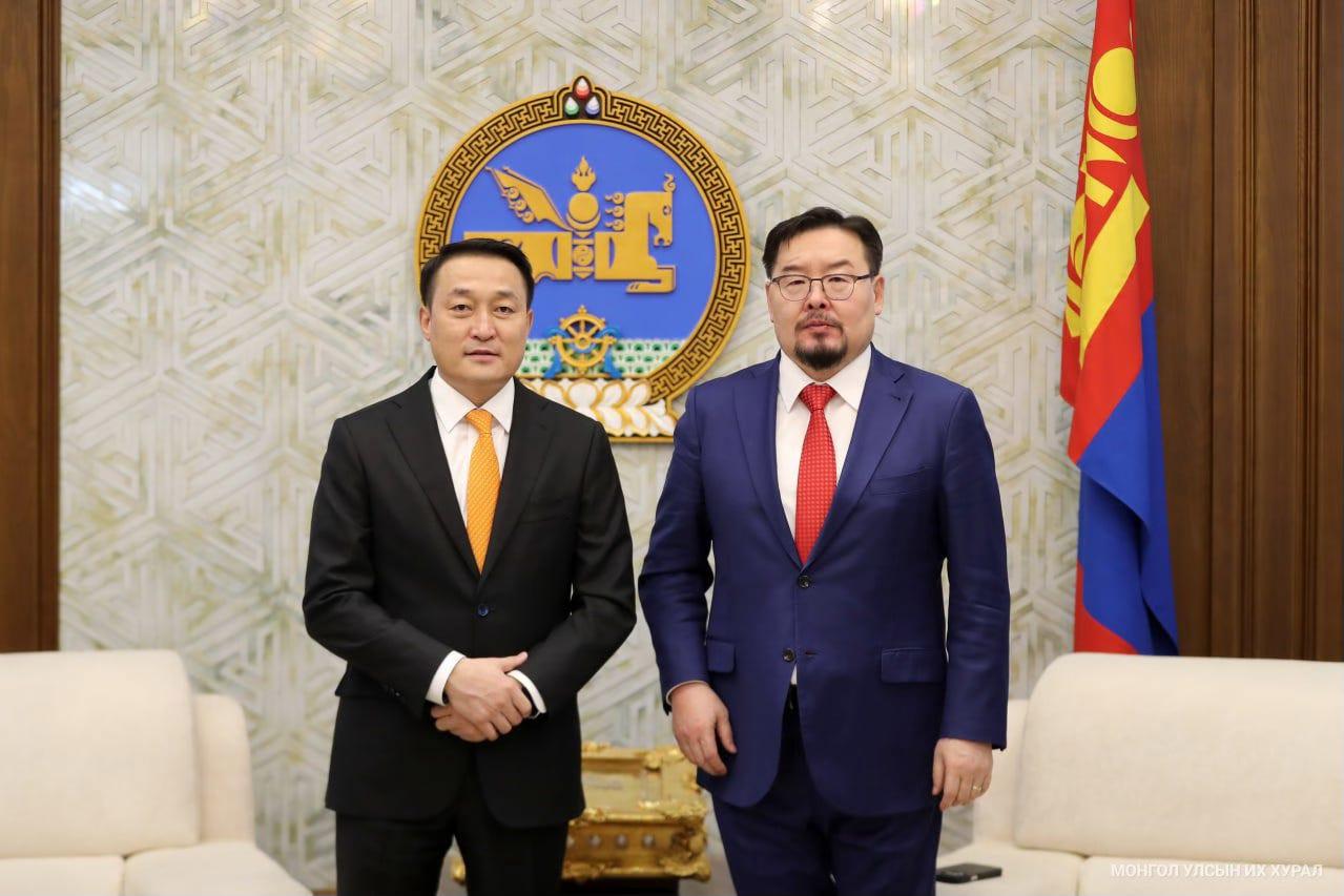 蒙古政坛二三号人物“同归于尽”，总统被迫出手否决国会决议，亲美派与亲华派已斗成一