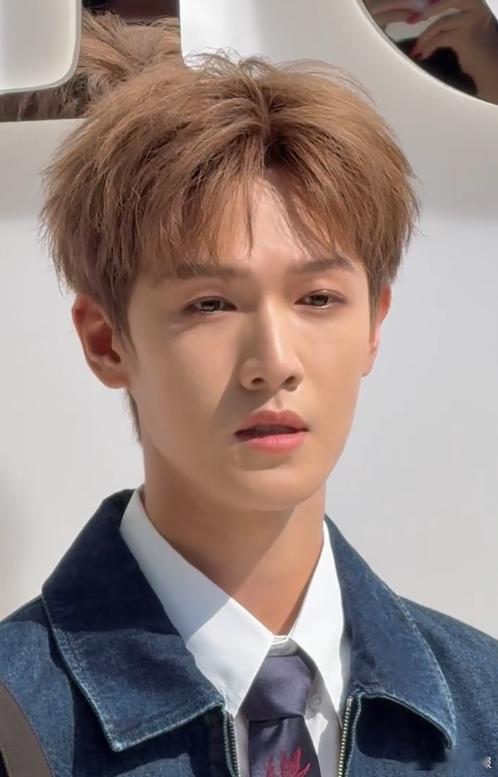 李昀锐飞鸟印花牛仔套装李昀锐金发牛仔衣清爽少年气 李昀锐飞鸟印花牛仔套装 ，李昀