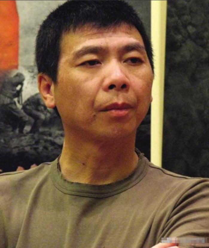 [啤酒]2000年，冯小刚开着豪车去看望瘫痪在床的母亲，照顾了母亲16年的姐姐小