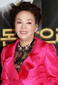 #著名韩国演员金秀美去世#啊，是熊孩子里会做很多好吃的，大包小包拿一堆的奶奶[苦