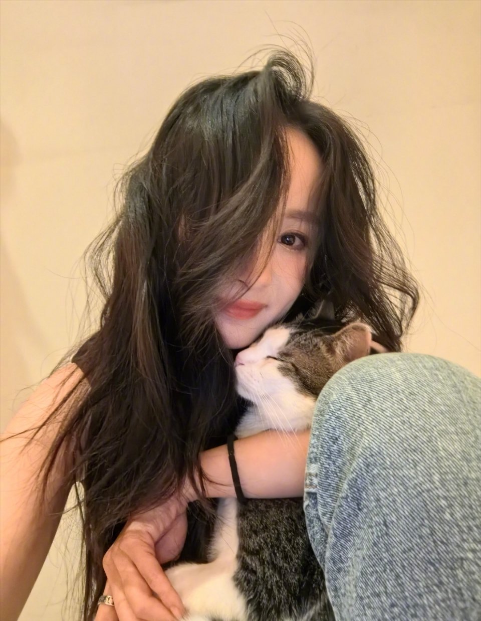 杨幂小猫贴贴合照，好萌呀 ​​​