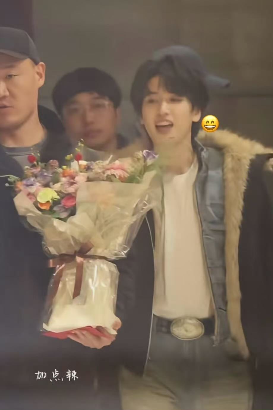 严浩翔看见未来凌晨杀青 ​​​恭喜小严杀青啦～虽然拍到凌晨但是还是笑的很开心的小