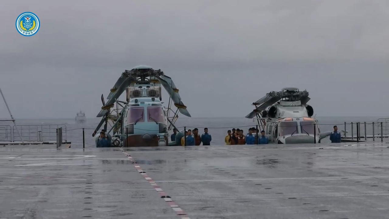 075型两栖攻击舰海南号领衔编队出现在小岛东南约160海里的地方，随即开展舰机协