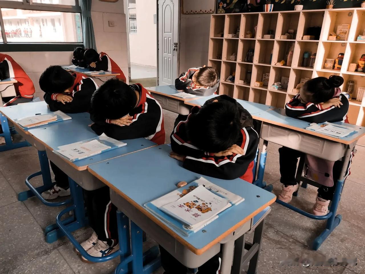 鸡飞狗跳的日子又开始了，才开学第二天。很多小朋友都没有调整过来心态。

特别是一