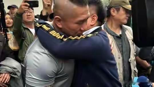 蔡博士昨天正式被收监，而现场前来送行的人员直接让国民党支持者破防了，蔡正元作为国