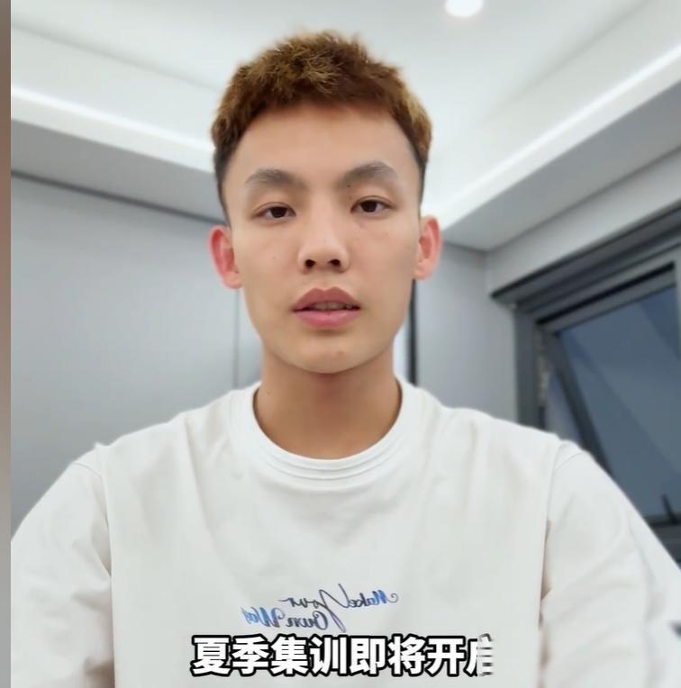 徐杰不玩了
中国男篮短训营正式发布通告，广东男篮的当家控卫挥手作别。官方通报上只