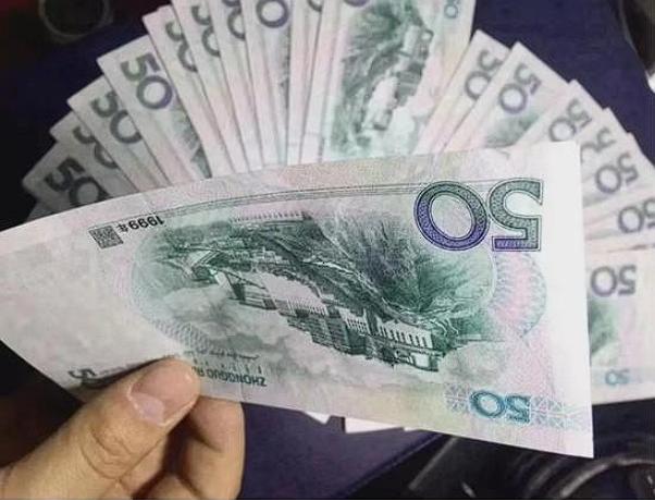 贵州一大叔，去地里干农活时，路上捡到了107张50元面额的钞票，总共5350元。