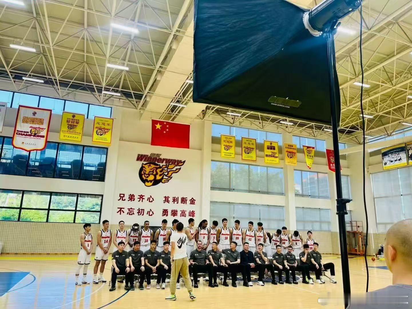 广东东阳光全队今天在宏远训练馆拍摄新赛季定妆照，同时今晚在宏远酒店，会举行球队新