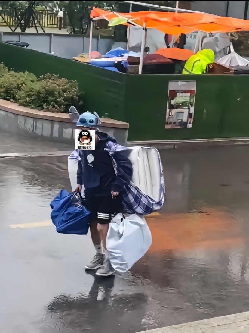 大学生搬宿舍的方式真的很像逃难的，一针一线必须全部带走 ​​​