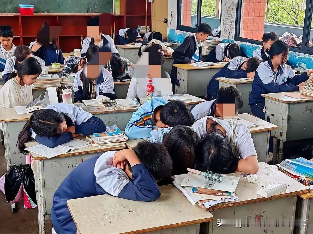学生上课睡觉，老师竟然不敢往醒叫；生怕学生一不高兴，就去跳楼、跳河；当然，还怕家