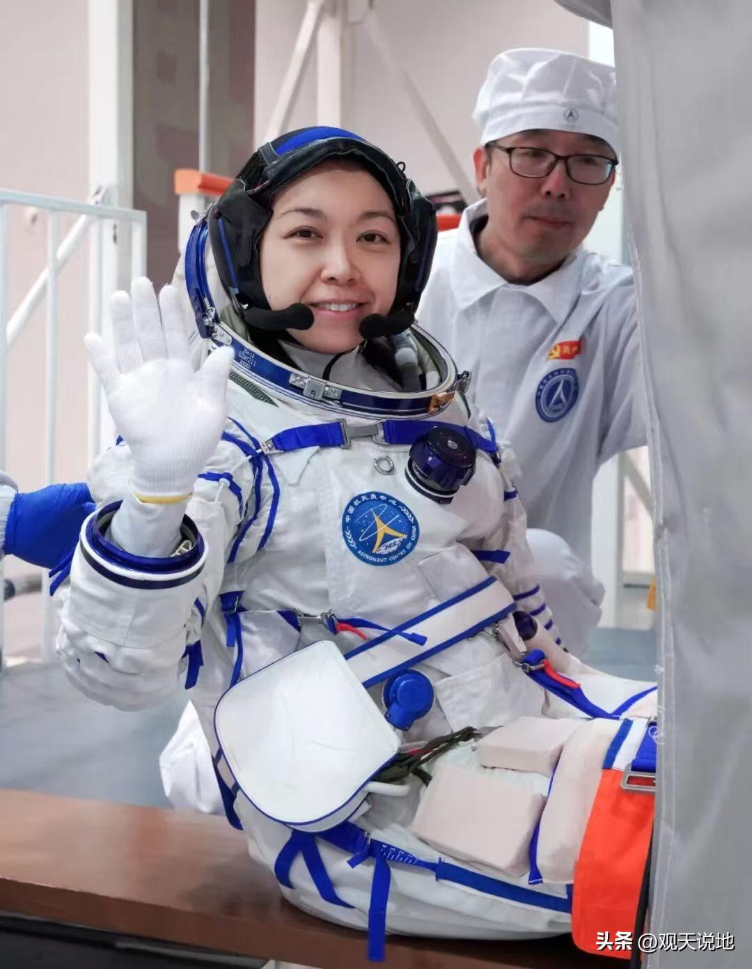 四朵太空玫瑰绽放苍穹，见证中国航天巾帼力量。随着黎家盈搭乘神舟二十三号进驻天宫，