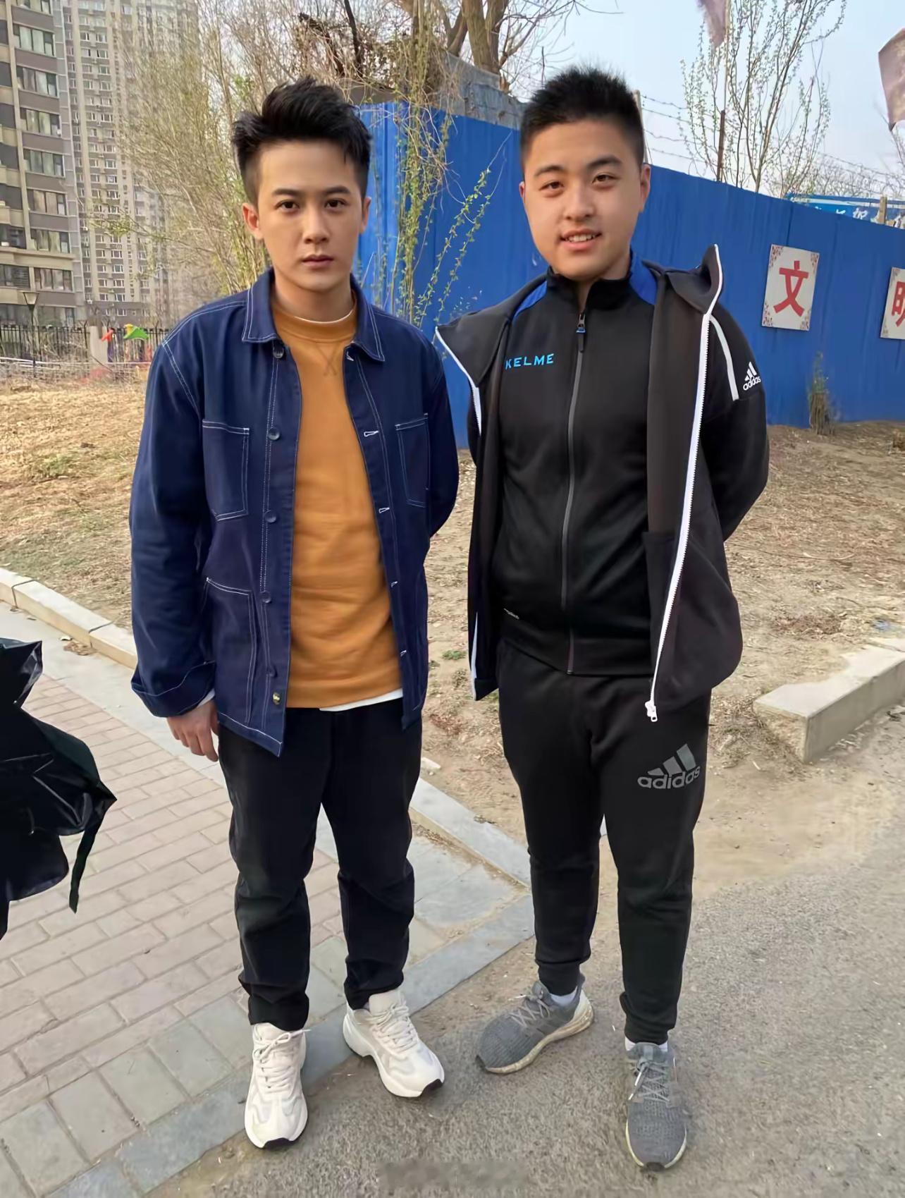 颠公，檀健次真实多高，感觉比例也一般，今天刷到和路人合作，网上粉丝饭拍都拉腿……