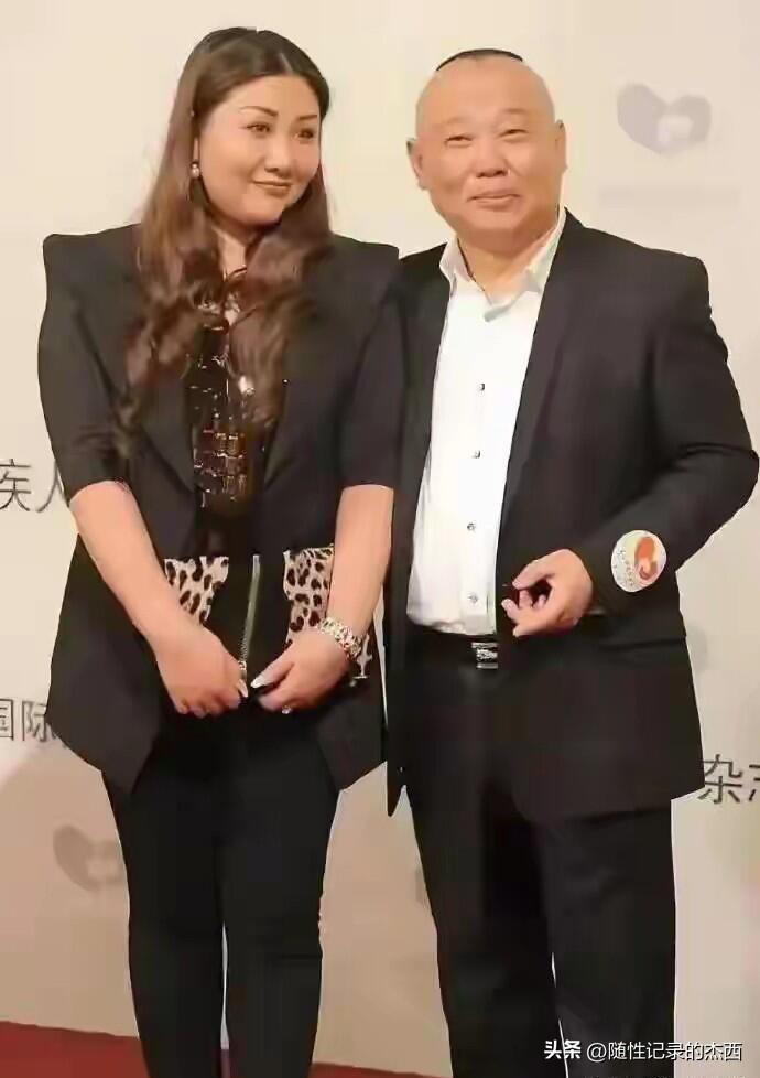 郭德纲的老婆王惠年轻的时候怎么看都是美人胚子一个，拥有着精致的脸蛋，五官那么柔和