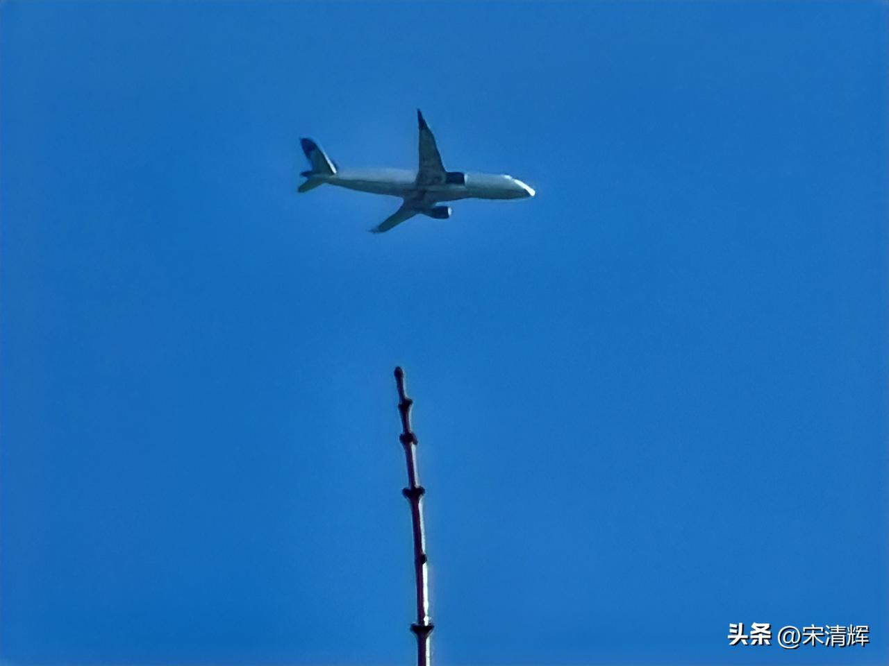 （1580）：飞机轰鸣而过，小鸟在枝头叽叽喳喳，这就是生活。宋昊然肉体已不在，但