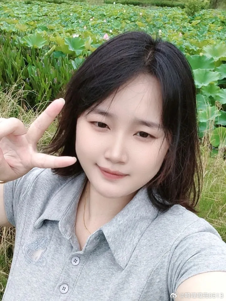 青山远黛出美人 