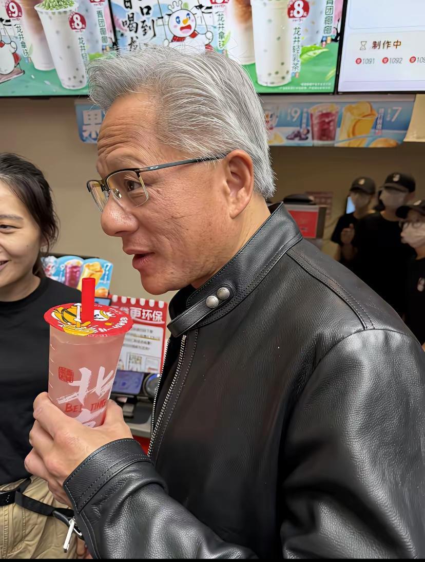 黄仁勋来到南锣鼓巷并没有偶遇居民司马南

特朗普忙着会谈，企业家特别是经常来中国