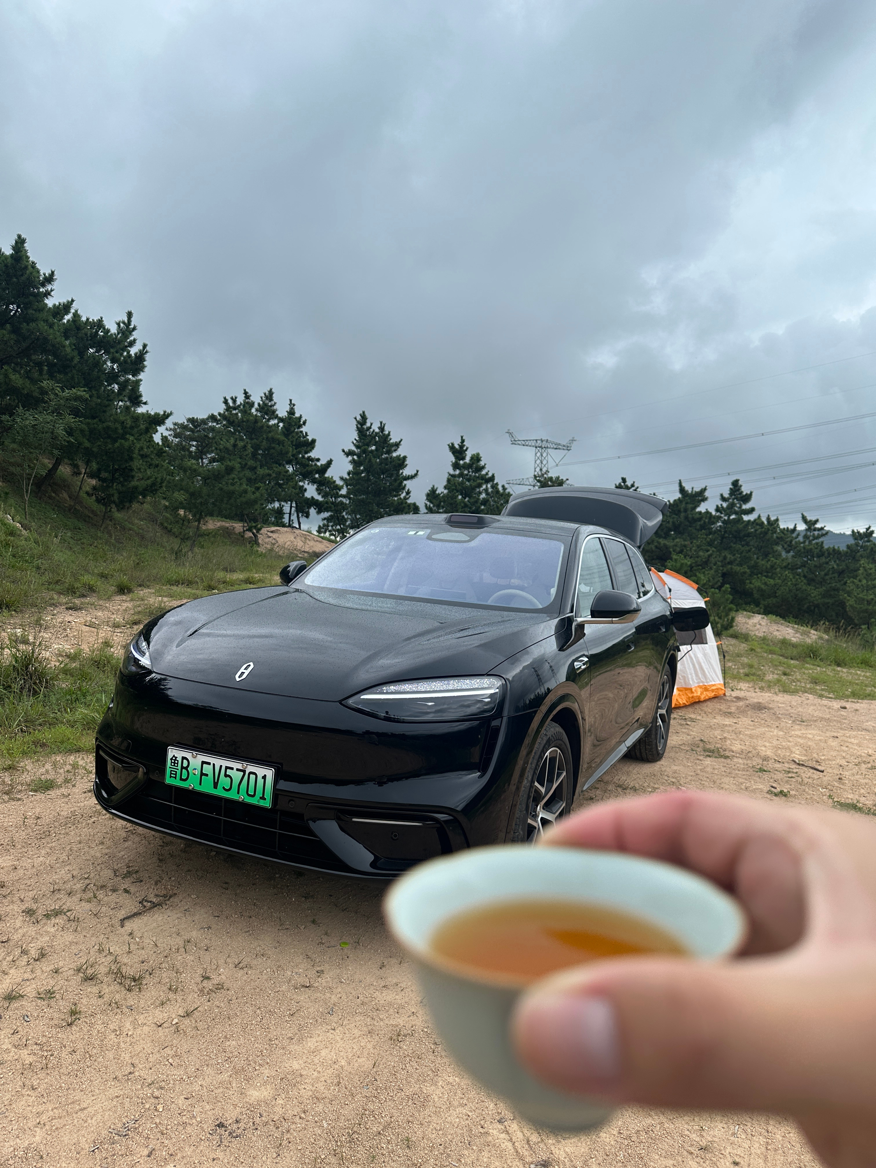 哲哥带的红茶挺好喝，准备塞入我的小书包了，雨中品茶感觉我俩有点暧昧了小涵拍摄日记