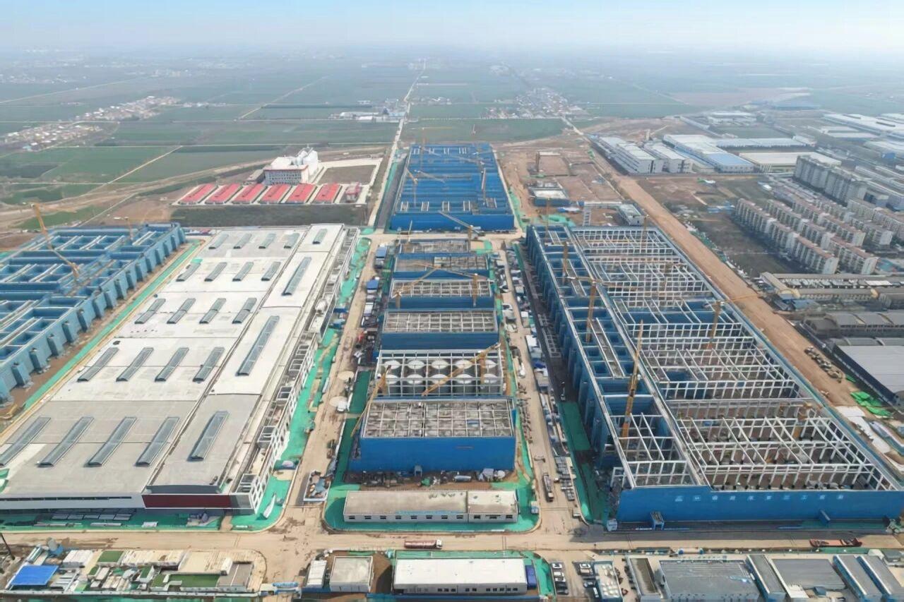 总投资35亿元！西凤酒4万吨制酒项目进度条刷新，项目施工现场，1500余名建设者