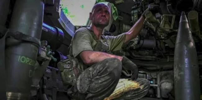 乌克兰前艾达尔营连长戴基在接受 采访时，介绍了乌克兰和俄罗斯每天可以发射的炮弹数