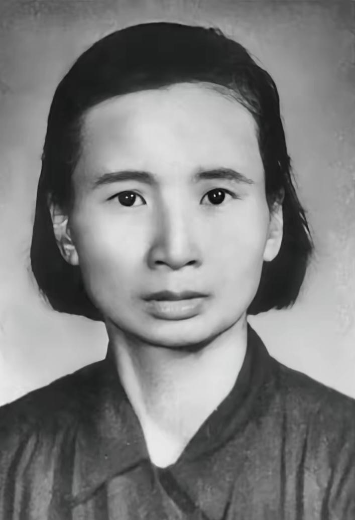 1933年，钱瑛在转移路上落了网。被押着去见敌人的半道上，她猛地摸到兜里那块怀表