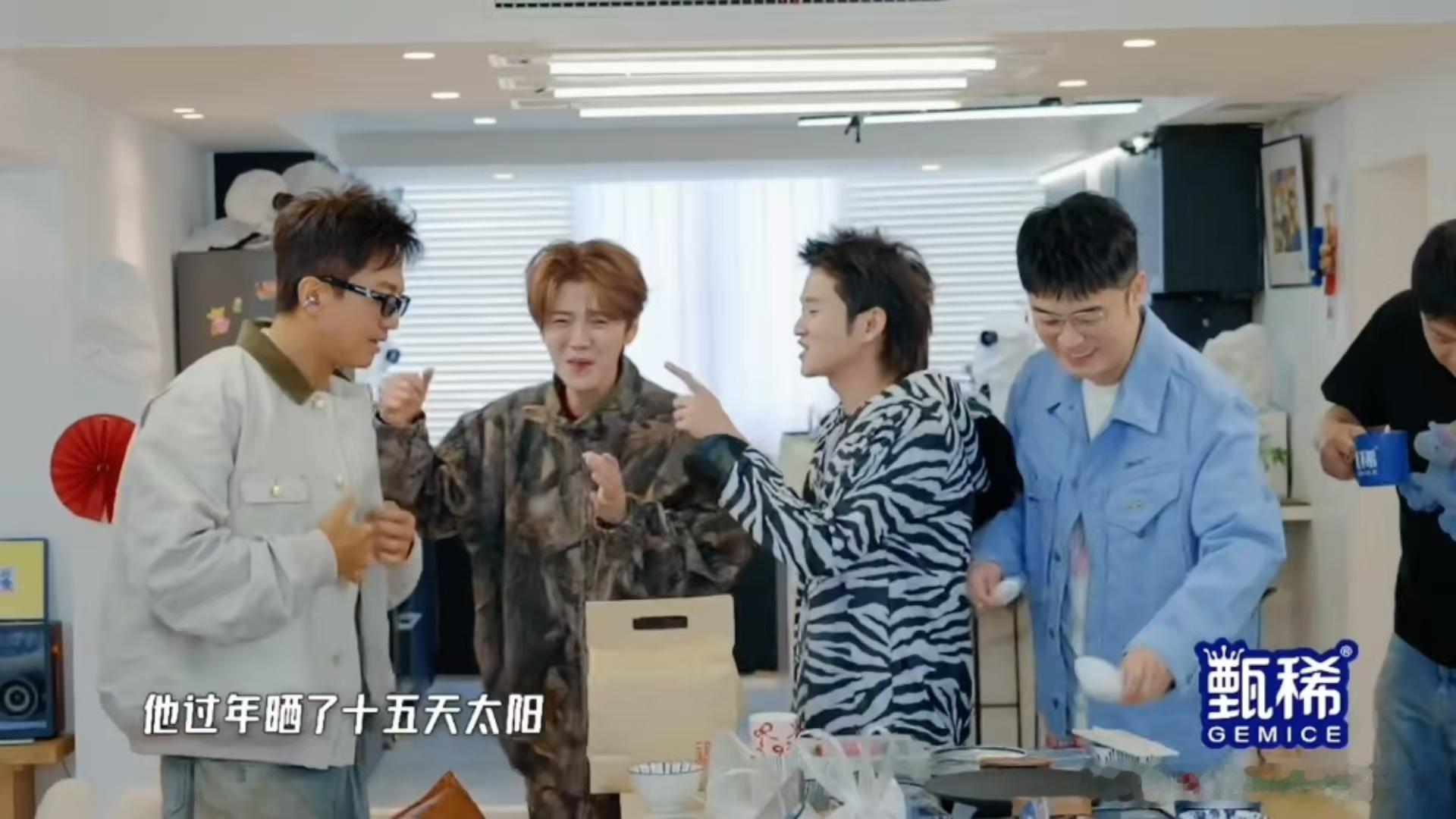 鹿晗问邓超怎么这么黑邓超鹿晗黑白分明哈哈哈哈哈鹿晗 红包 两人黑白反差很有趣，但