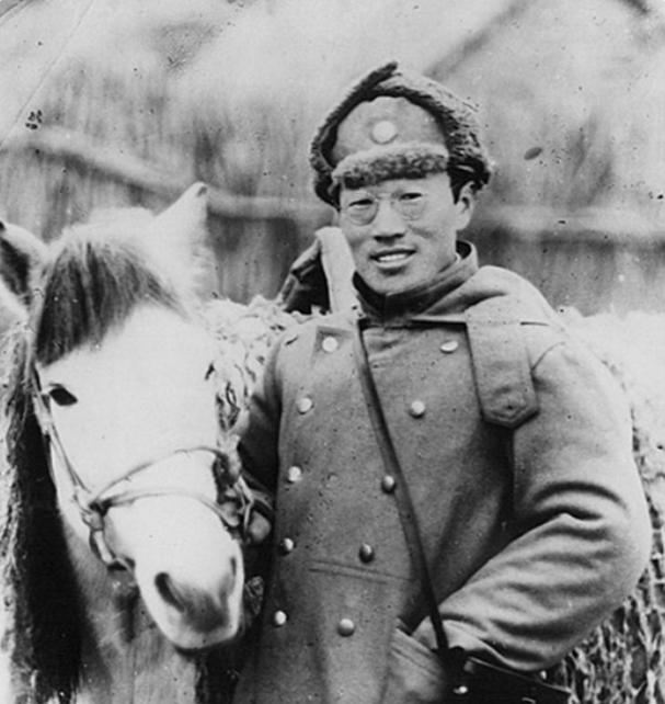 1949年，解放军42军军长万毅前往餐厅吃饭的时候，发现很多桌子都坐满了人。环顾