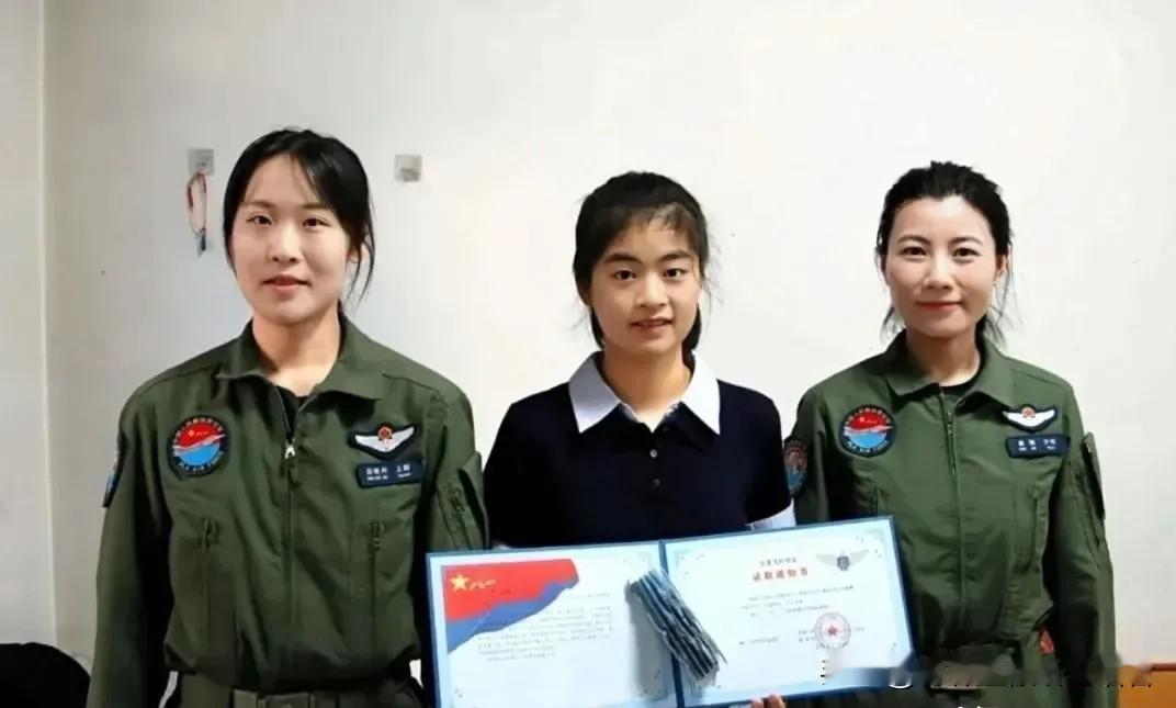 “光宗耀祖了！”18岁女孩坐等高考录取通知书，开门撞见两位空军女飞行员，专属惊喜