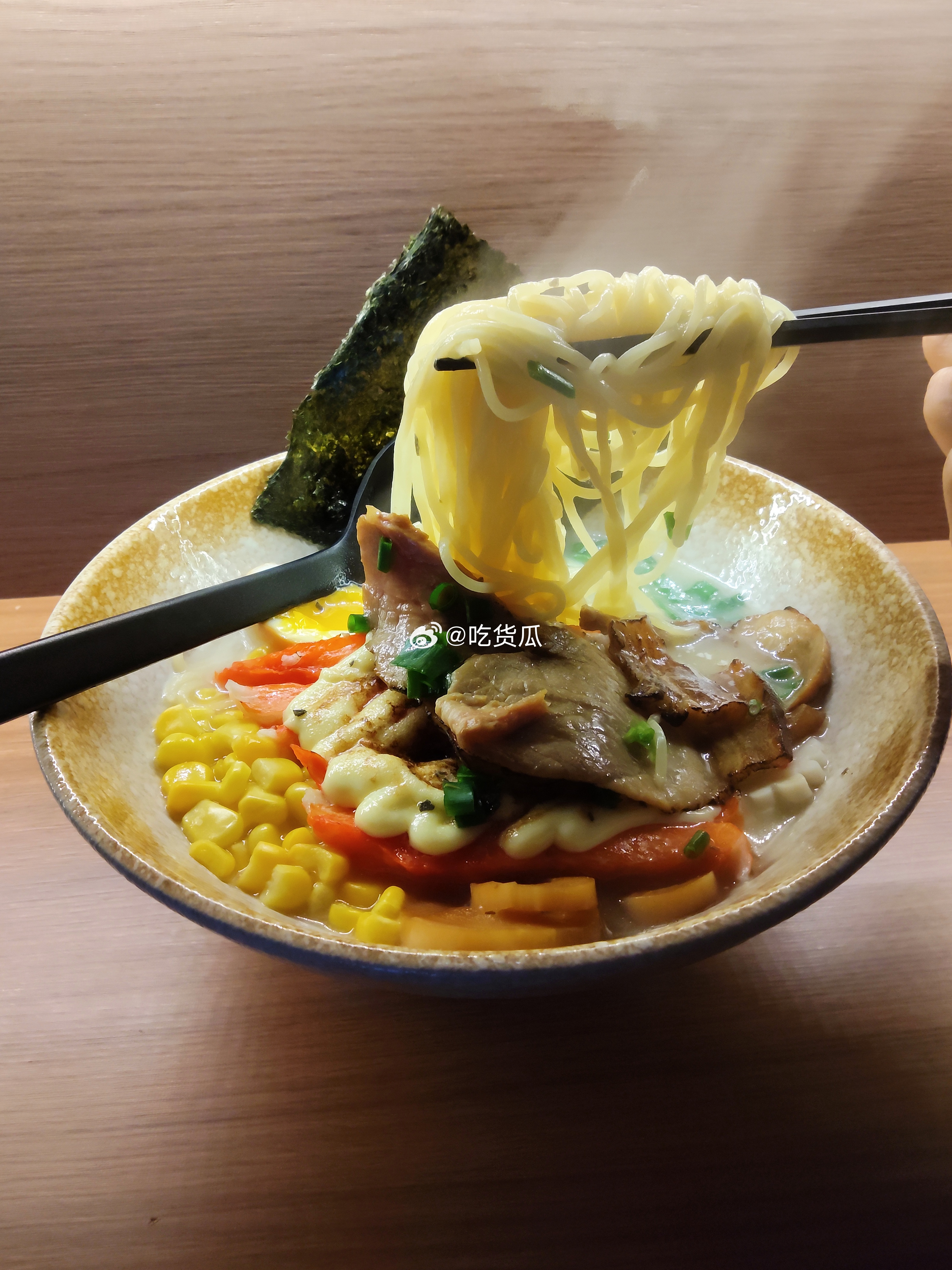 这一年来汕头似乎挺流行日式拉面的，所以开了不少家，图中是百合园小路里面新开的，叫