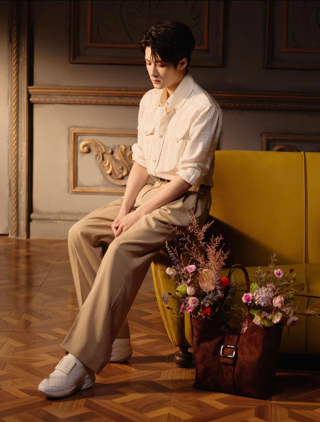 恭喜檀健次Rogervivier品牌升T全球品牌代言人，11月27日新歌也上线了