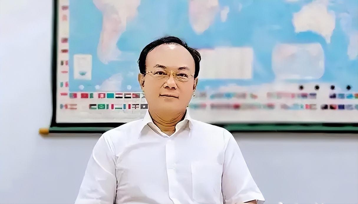 台湾舆论场近期炸出一颗深水炸弹。彰化师大本土教授连发三万字长文，公开拿出完整的 