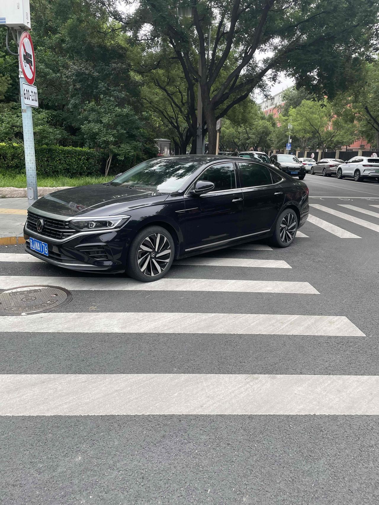 晨跑回来，6点30分见车还没有开走，我给车主去了电话，告之，昨天已经有一辆车停斑