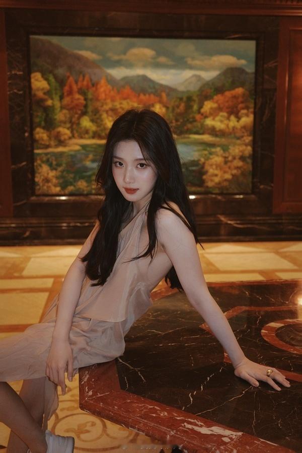 这么性感的照片，这女明星脚下居然踩着运动鞋。像泰国的那个女艺人，小水。 ​​​
