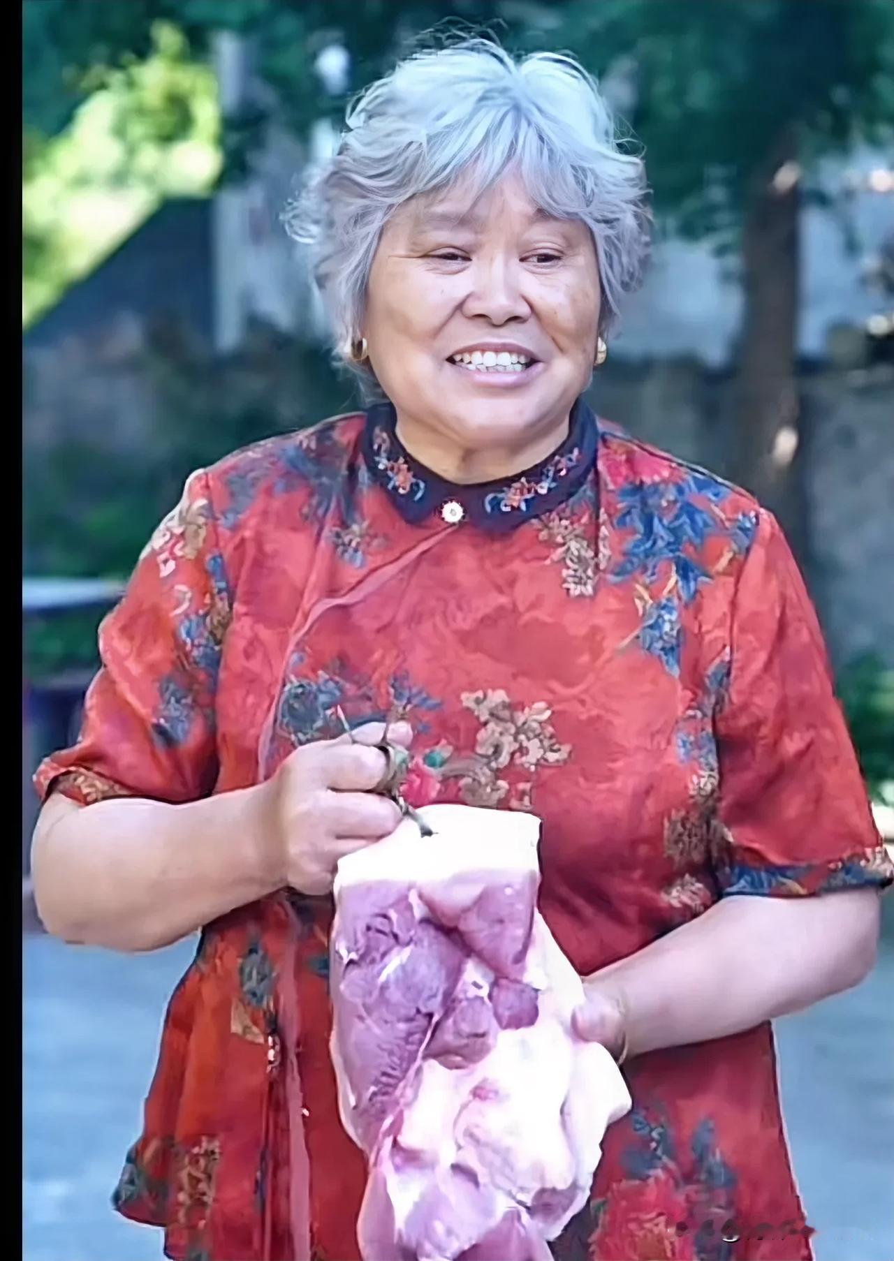 983万粉丝美食网红“川味盐太婆”因意外失足掉河去世，与老伴相隔12个月重逢。生