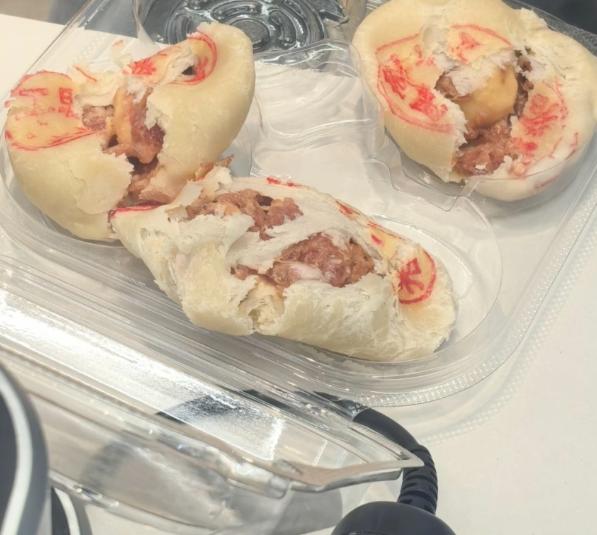 盒马鲜生鲜肉月饼被曝“吃出生肉” 门店回应：夹生是偶然个例，你怎么看？
近日，有
