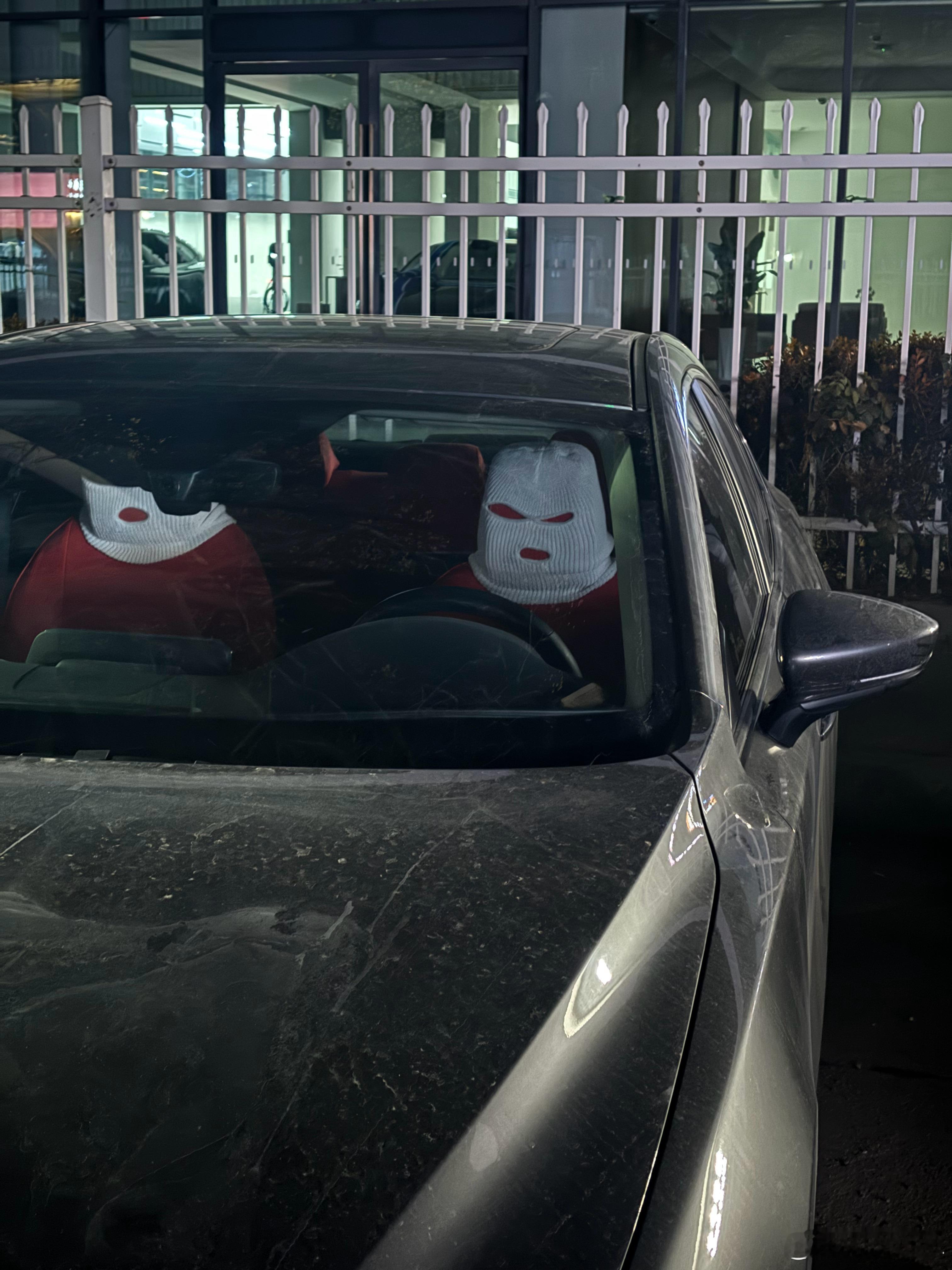 丢，大半夜在路边吓我一跳，新一代防偷神器？