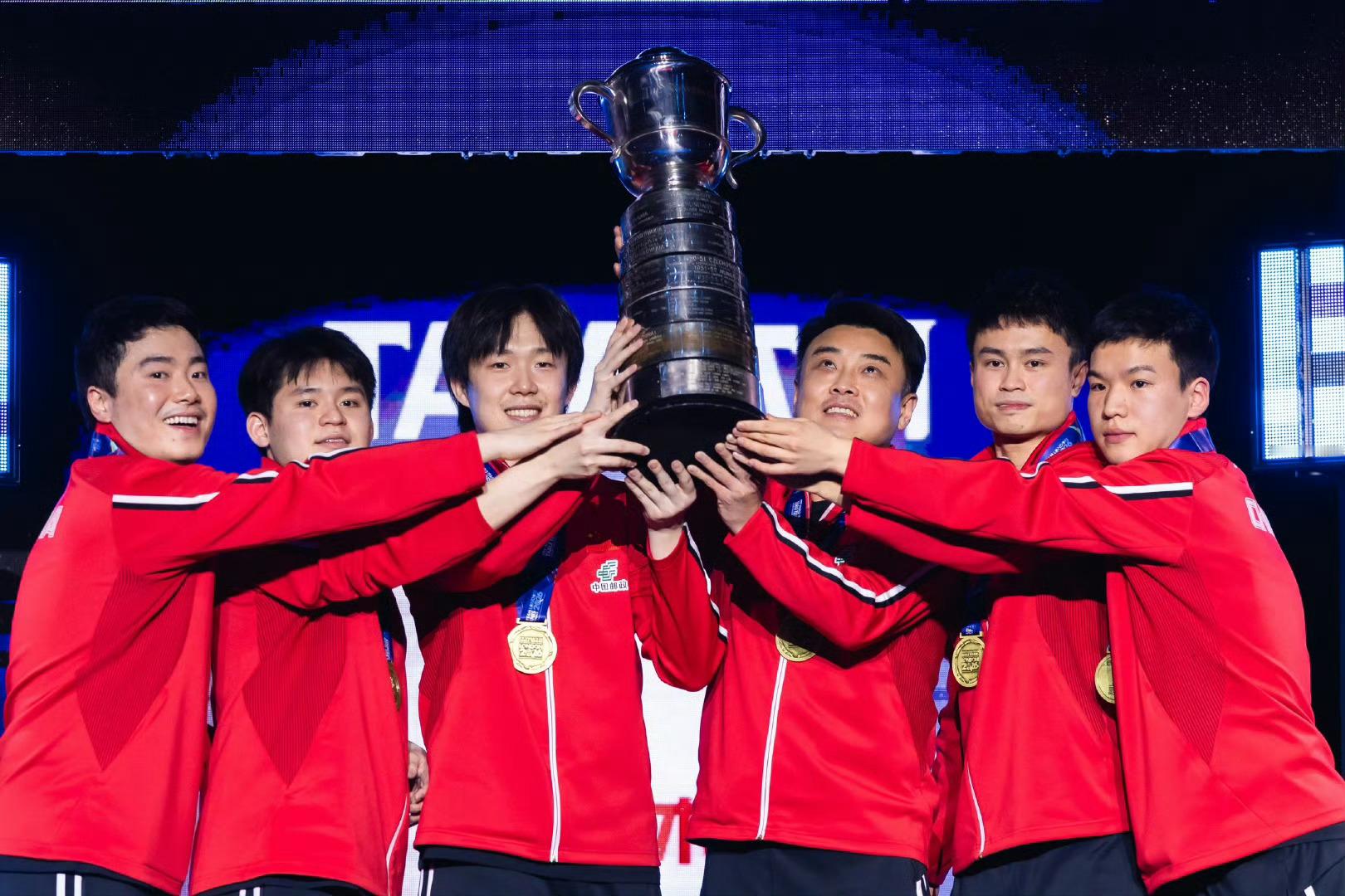 伦敦世乒赛落下帷幕，中国男团横扫对手，稳稳拿下世乒赛男团十二连冠。向鹏也在赛后发