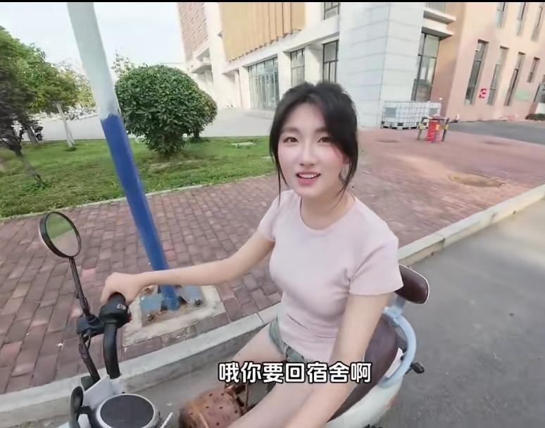 出门在路上偶遇一位姑娘，骑着小电驴，简简单单的穿搭，笑容干净又治愈，忍不住上前搭