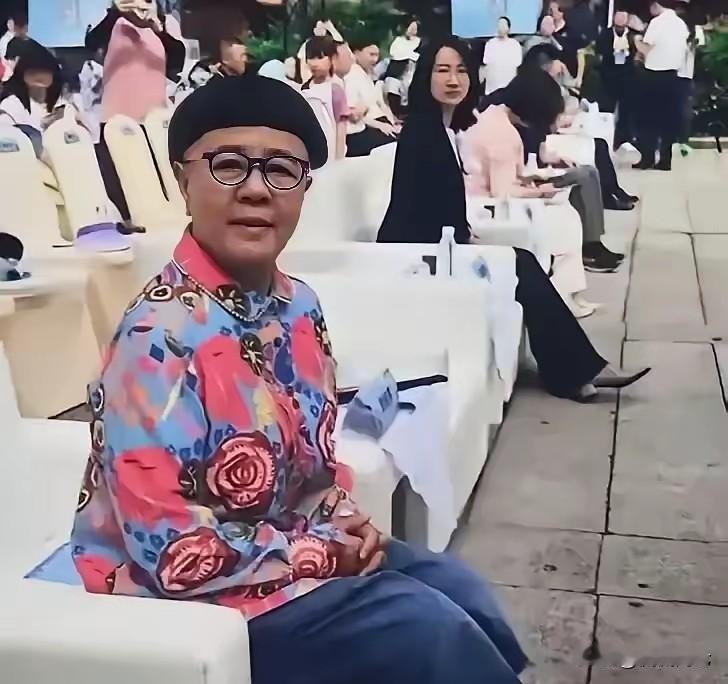 大风车吱呀吱悠悠的转
这里的风景呀真好看
天好看，地好看
还有一群快乐的小伙伴！
