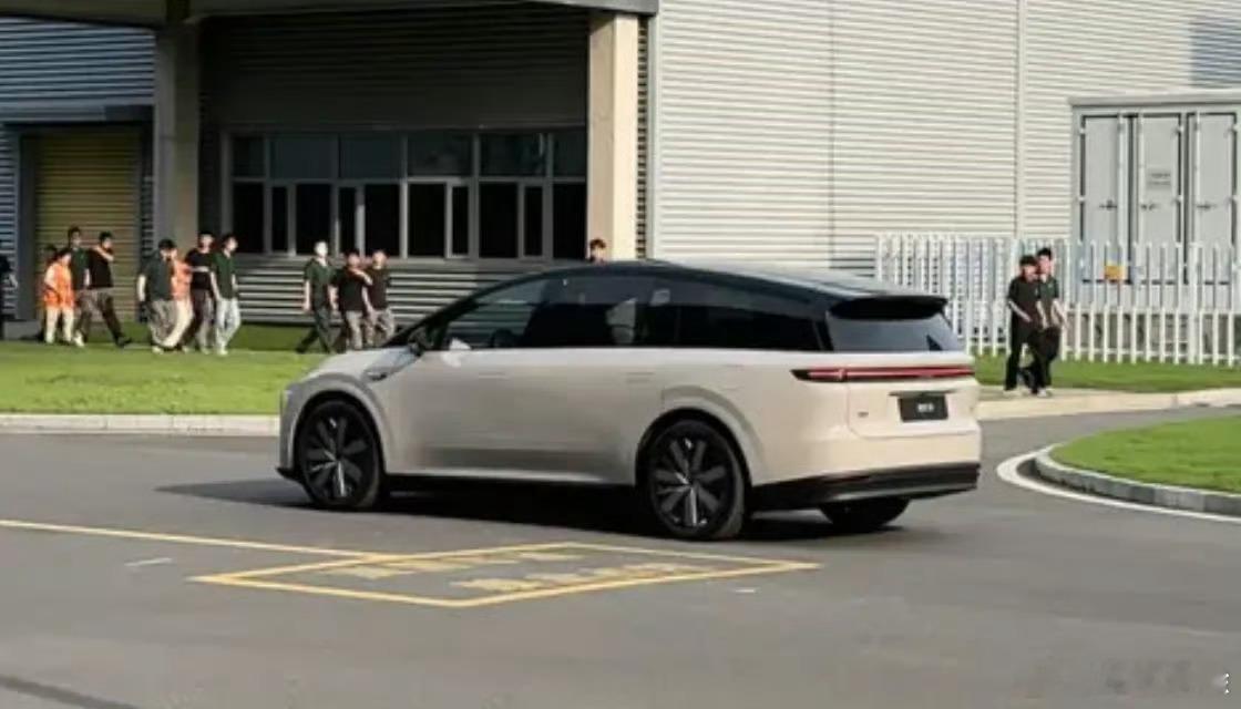 理想小米同一个地方开发布会好像也没啥，同场地开发布会是很常见的。至于致敬YU7，